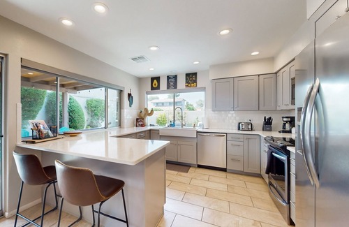 The Lakes House | Conveniently located house with private pool, W/D & kitchen