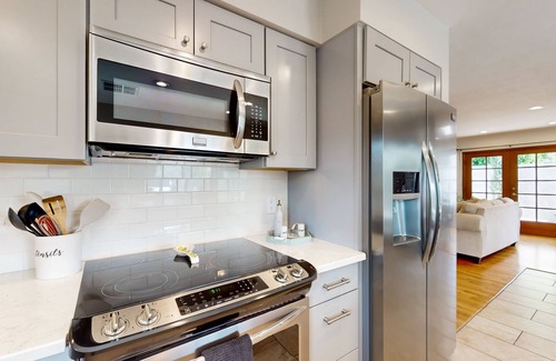 The Lakes House | Conveniently located house with private pool, W/D & kitchen