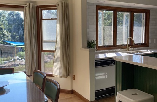 Saunderstown House | Country Beach Hideaway -10 min to Narragansett/Newport and beautiful RI beaches!