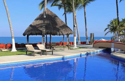 North End House | Entire Tocayo Steps to Beach and Surf 4BD Condo with Master Suite