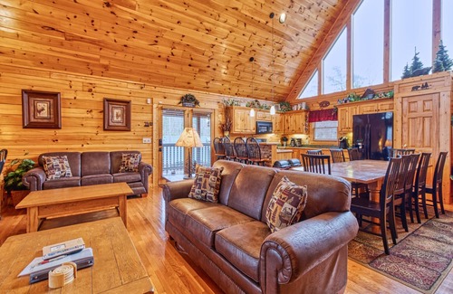 Black Bear Falls Cabin | Gatlinburg Getaway | Vast Mtn Views + Hot Tub & Game Room!
