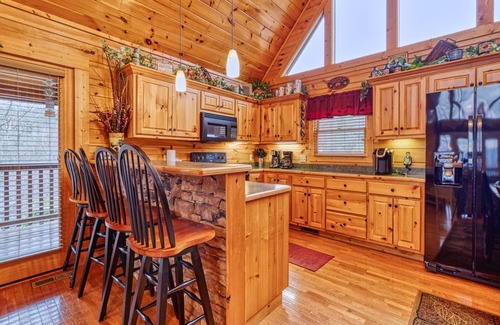 Black Bear Falls Cabin | Gatlinburg Getaway | Vast Mtn Views + Hot Tub & Game Room!