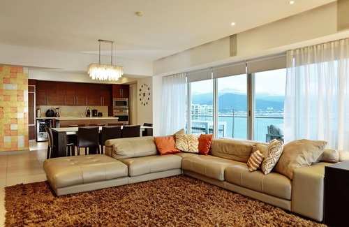 North Hotel Zone Apartment | Gorgeous Beach-Front Apartment with Breathtaking Views of Puerto Vallarta´s Bay