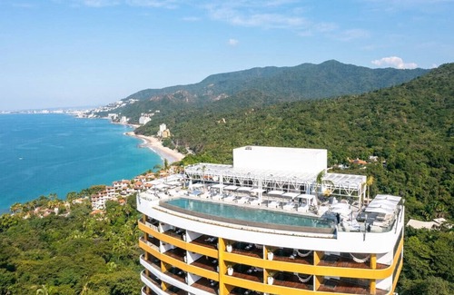 Emiliano Zapata Resort | Happy New Year at Hotel Mousai-Garza Blanca in Puerto Vallarta-n5 Diamond Resort