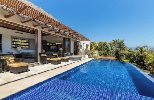 La Cruz de Huanacaxtle House | House