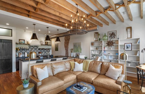 Burnsville Condo | In the heart of Burnsville- Walk to shops and restaurants! Elevator access!