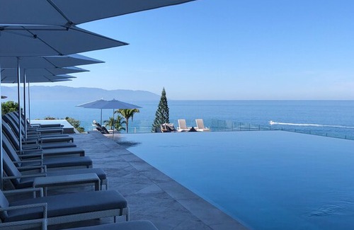 South Shore Hotel Area Condo | Indah by Sayan 8B -LUXURY OCEAN FRONT- 3BR/3BA