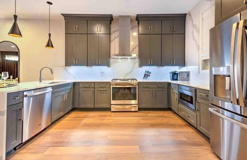 South Nashville House | Lux Party! 21 beds! Rooftop Pool Table/Hot Tub!