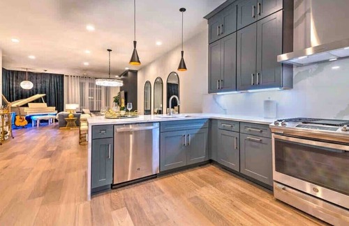 South Nashville House | Lux Party! 21 beds! Rooftop Pool Table/Hot Tub!