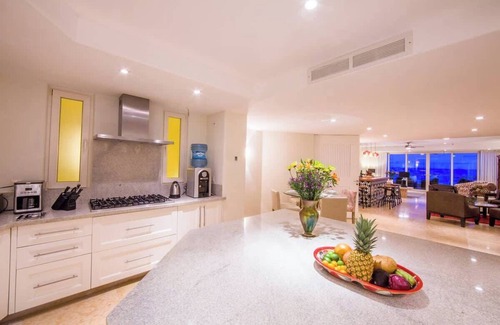 Emiliano Zapata Condo | Luxury Condo with Ocean Views-Infinity Pool