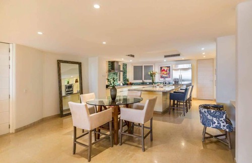 Emiliano Zapata Condo | Luxury Oceanfront Getaway Resort-Style Amenities