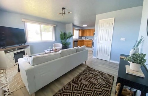 Madras House | Madras Oak House ● Entire Home w/Unopposed Mountain View ● Fireplace ● BBQ