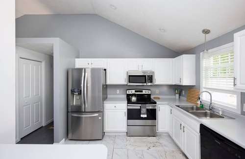 Webster Square House | Modern 4BR Escape in Worcester AC Huge Yard Fast WiFi