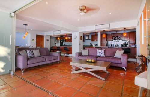 Conchas Chinas Condo | Modern Beachfront - Casa Caballito del Mar