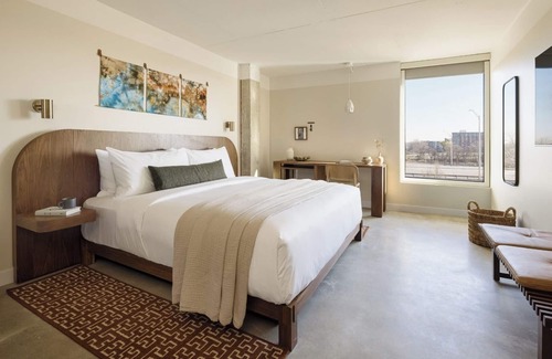East Nashville Hotel | Modern Loft-Style Suites with Rooftop Pool – Steps from Nissan Stadium