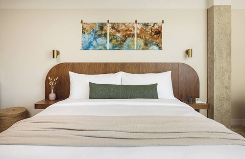 East Nashville Hotel | Modern Loft-Style Suites with Rooftop Pool – Steps from Nissan Stadium