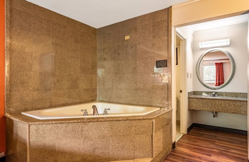 Gatlinburg Hotel | Motel 6 Gatlinburg, TN - Smoky Mountains