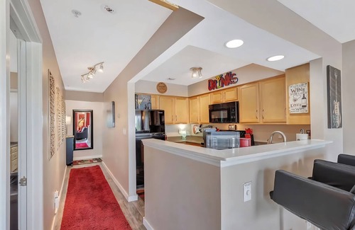 North Capitol Condo | ❤️of DWTN on the RIVER♥️Walk 2 BROADWAY & ALL/🎶🎸/2KING BDS/2BA/Free PRKG/POOL
