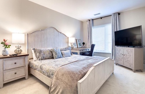 Old Town West Apartment | Professionally Decorated 1 BR With King Bed Only 4 Minutes from Metro/ Close to Old Town
