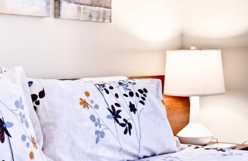 Old Town West Apartment | Professionally Decorated 1 BR With King Bed Only 4 Minutes from Metro/ Close to Old Town