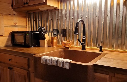 Ten Mile Cabin | Secluded East TN Log Cabin