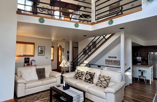 West Colorado Springs House | Secluded Mountain Retreat ~ Walk to Garden of Gods!