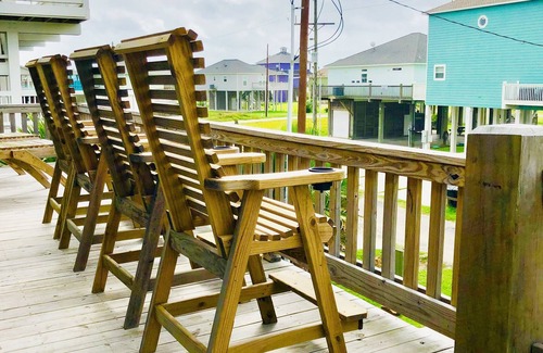 Port Bolivar House | Shark Shack ~ 3rd Row Home ~ Holiday Addition ~ Ocean View ~ Basketball Goal
