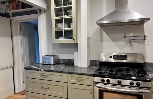 Round Pond House | Spacious 4-bedroom house in lovely Bristol with WiFi, walk to harbor