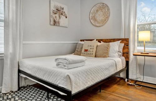 Taylor Berry House | Spacious 4BR Home with Cozy Vibes in Louisville