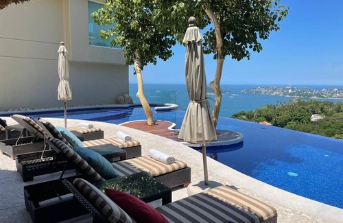 Las Brisas House | Spacious 7-bedroom house in enjoyable Acapulco with AC, amazing view, Las Brisas