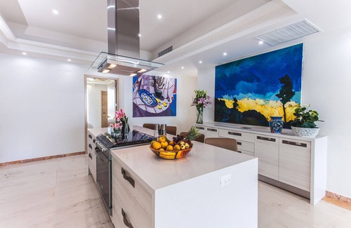 South Hotel Zone Condo | Spectacular views beachfront 25th floor condo