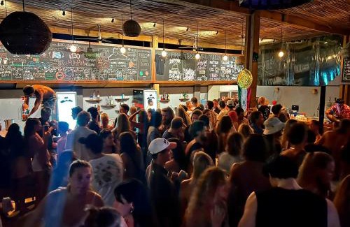 Los Tamarindos Hostel | Straw Hat Surf Hostel & Bar