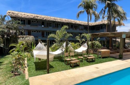 Los Tamarindos Hostel | Straw Hat Surf Hostel & Bar