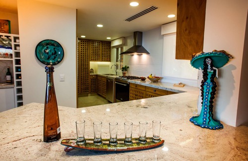South Shore Hotel Area Condo | STUNNING 3 BR & 3BA SOUTH SHORE BEACHFRONT RESIDENCE!