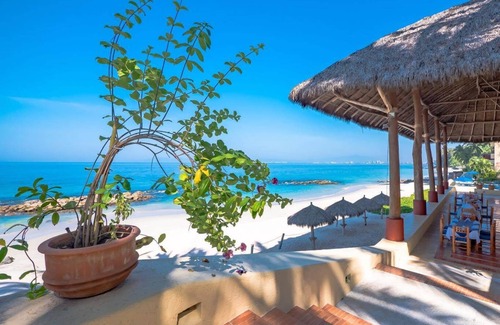 South Shore Hotel Area Condo | STUNNING 3 BR & 3BA SOUTH SHORE BEACHFRONT RESIDENCE!