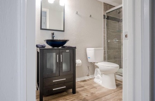 Central Arlington Apartment | Stylish 1BR Apartment Steps Away from AT&T Stadium