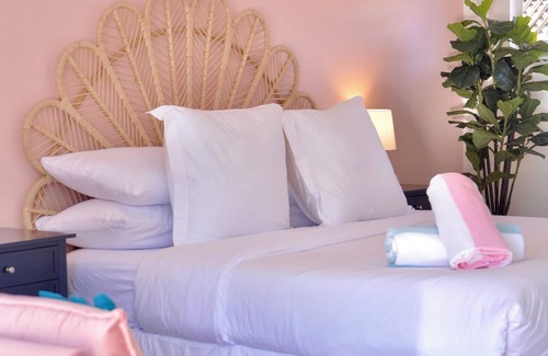 Warm Sands Hotel | Stylish Suite| Shared BBQ Grill & Sun Loungers-1BR | Suite 5