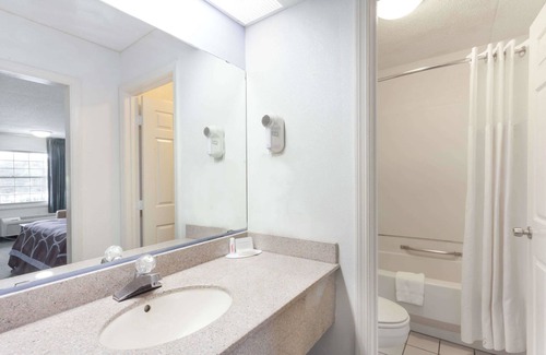 Kingston Hotel | Super 8 by Wyndham Kingston