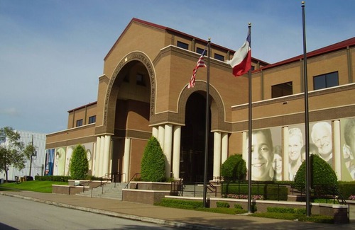 Texas Medical Center House | Vacation is Calling! 2 Posh Units, Pet-Friendly, Outdoor Pool, Near Hermann Park