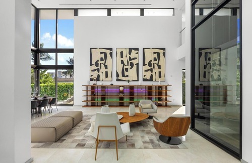 Hallandale Beach Apartment | Villa Okasa: Modern Marvel with Pool + Jacuzzi + Pool Table + BBQ