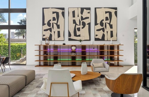 Hallandale Beach Apartment | Villa Okasa: Modern Marvel with Pool + Jacuzzi + Pool Table + BBQ