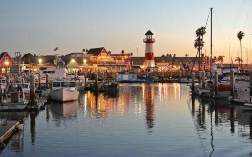 Townsite House | Walk to the Beach Luxury Roof Deck Sunset View