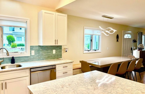 Narragansett House | 1.5 blocks to Scarborough beach, Narragansett, fenced in yard, AC - New Updates!