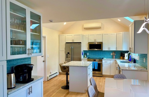 Narragansett House | 1.5 blocks to Scarborough beach, Narragansett, fenced in yard, AC - New Updates!