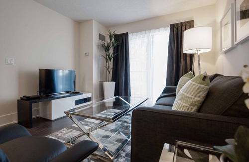Toronto Entertainment District Apartment | 1 Bedroom/1 Bathroom Suite