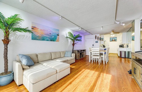 East Village Condo | 1 Mi to Shoreline Village: Chic Long Beach Apt