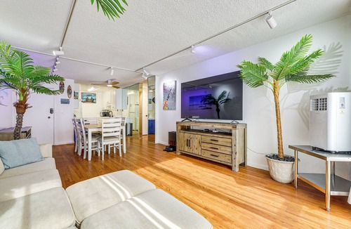 East Village Condo | 1 Mi to Shoreline Village: Chic Long Beach Apt