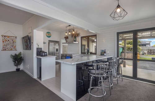 One Tree Point House | 100m to Beach! Hot tub! Pet friendly! Games room!