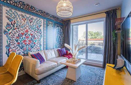 Cote-Des-Neiges—Notre-Dame-De-Grace Apartment | 117 - Spacious 2 King BD with Parking, Near DT & Airport