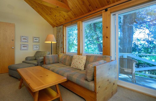 Georgina Ski Chalet | 148 Divot Simcoe Cottage private Beach, Kayak